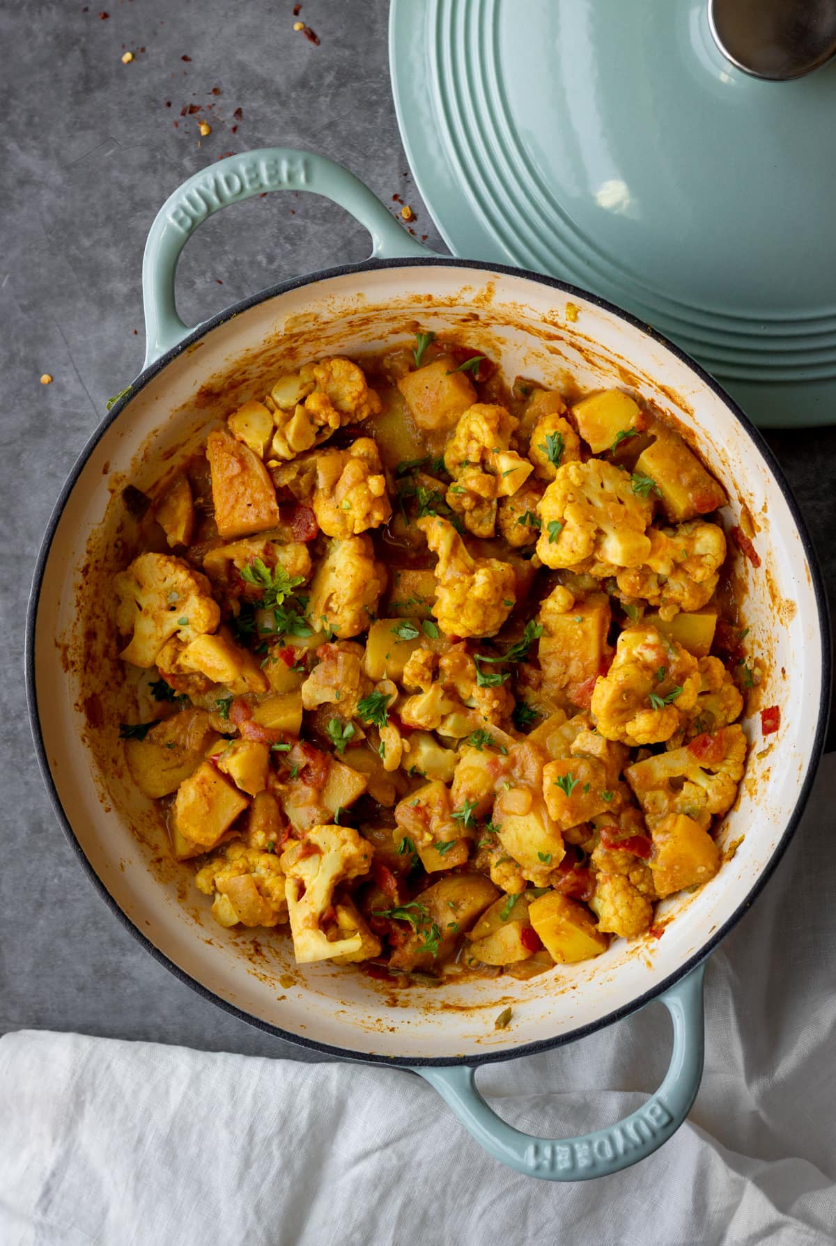 potato cauliflower curry in buydeem dutch oven